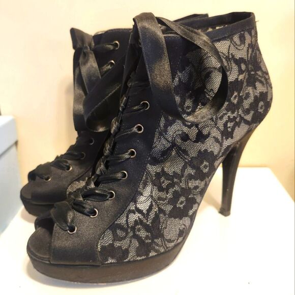 Stuart Weitzman Black Mesh/Lace Peep Toe Lace Up Ankle Boots sz.8 Ret.$495 - Picture 1 of 11